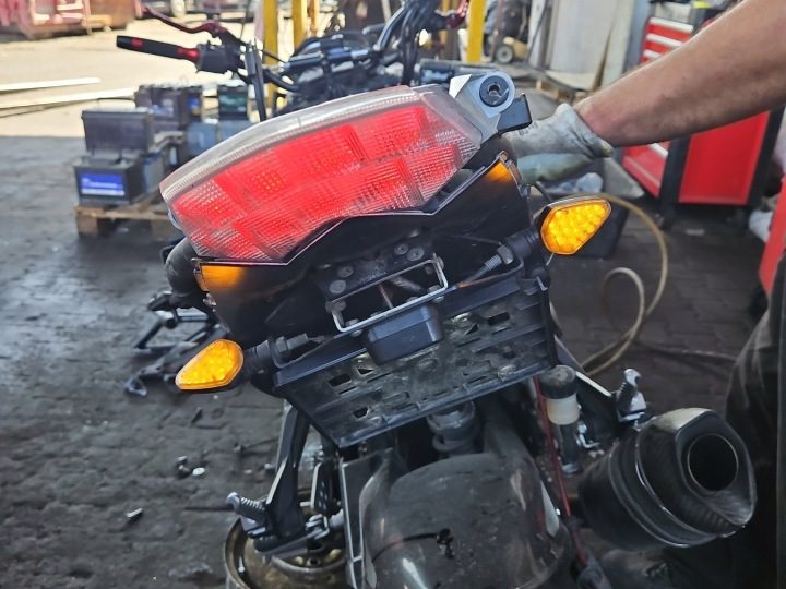 КРЕПЛЕНИЕ TABLICY+KIERUNKOWSKAZY KAWASAKI Z750, фото 6
