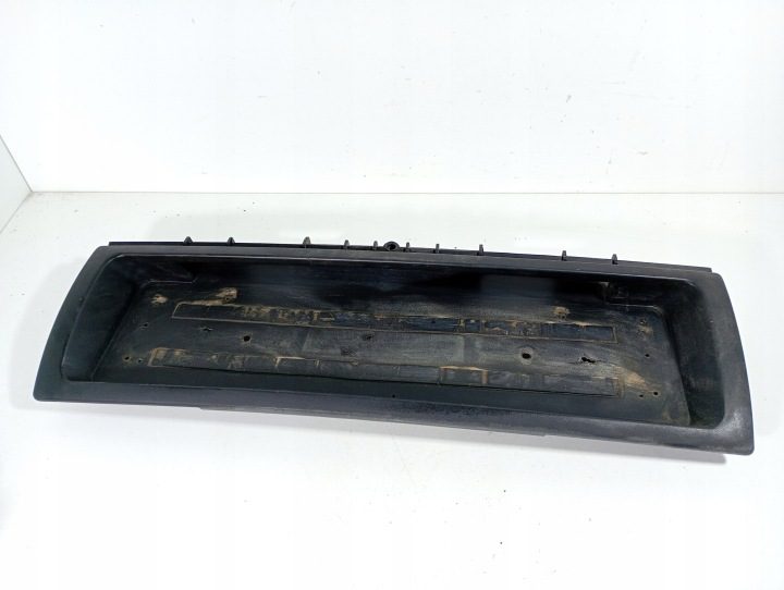 Audi A80 B4 80 91-96 НАКЛАДКА ФОНАРЬ КРЫШКИ БАГАЖНИКА ЗАДНИЙ OE 8A5853465, фото 1