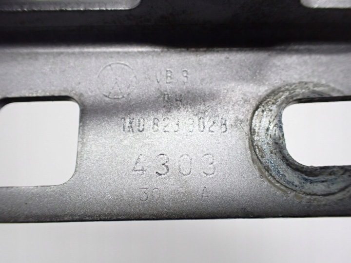 ПЕТЛЯ КАПОТА ПРАВАЯ ПЕРЕДНЯЯ ОРИГИНАЛ 1K0823302B VW GOLF V 04 г., фото 3