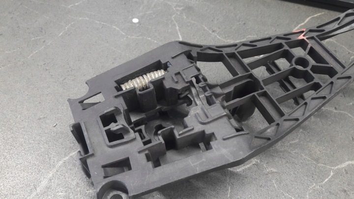 Каркас ручки левый передний Opel Corsa d 06 г., фото 3