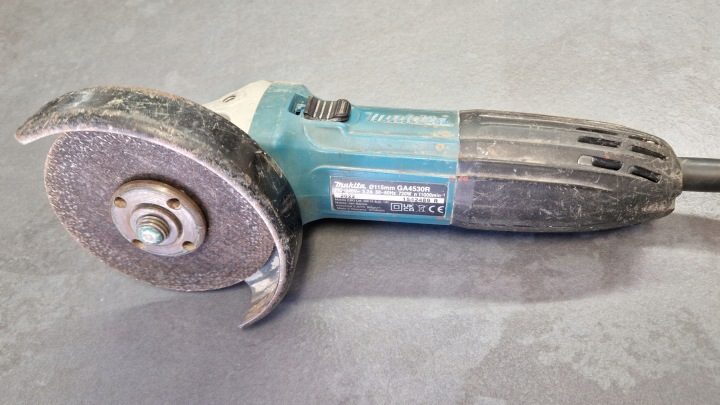 Угловая шлифмашина электрическая Makita 720 Вт GA4530R 115 мм 230V, фото 2