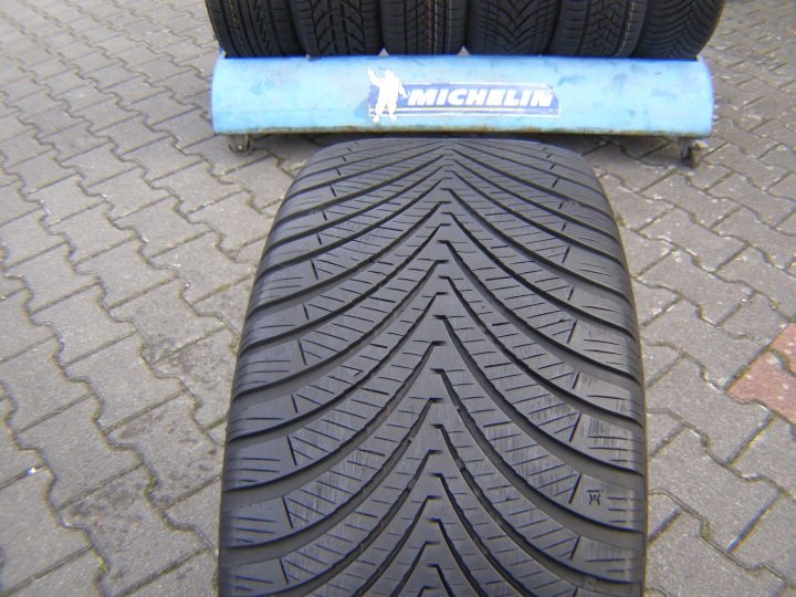 Шина всесезонная Kumho Solus 4S HA32 245/45R18 100 Y сцепление на снегу, фото 1
