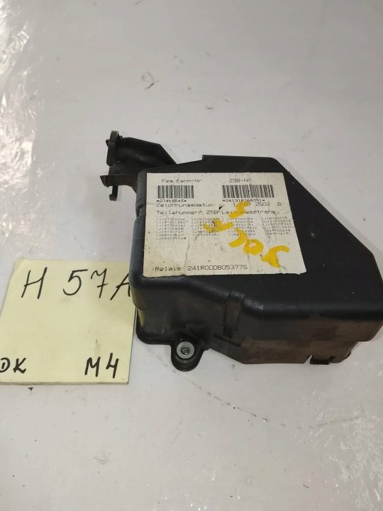 БЛОК ПРЕДОХРАНИТЕЛЕЙ VW GOLF 4 IV BORA AUDI A3 1J0937550AB, фото 1