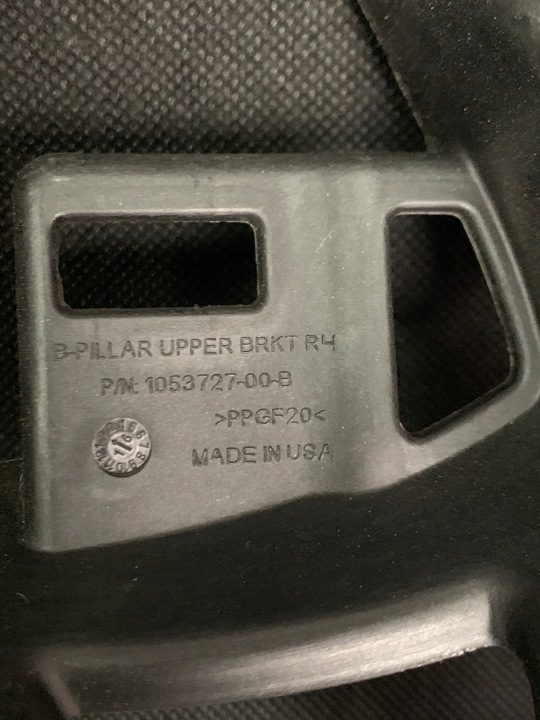 Tesla X крепление молдинга стойки B RH 1053727-00-B, фото 3