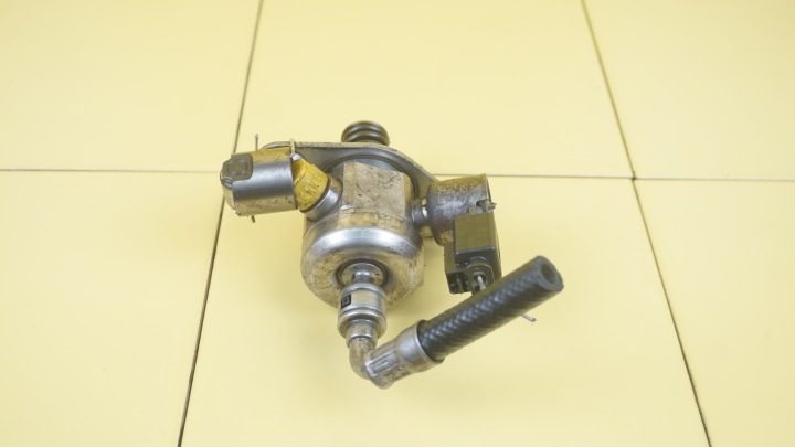BMW 1 F20 F30 1.6 бензин 14 г. 102 л.с. N13B16A топливный насос 7607159 0261520150, фото 2
