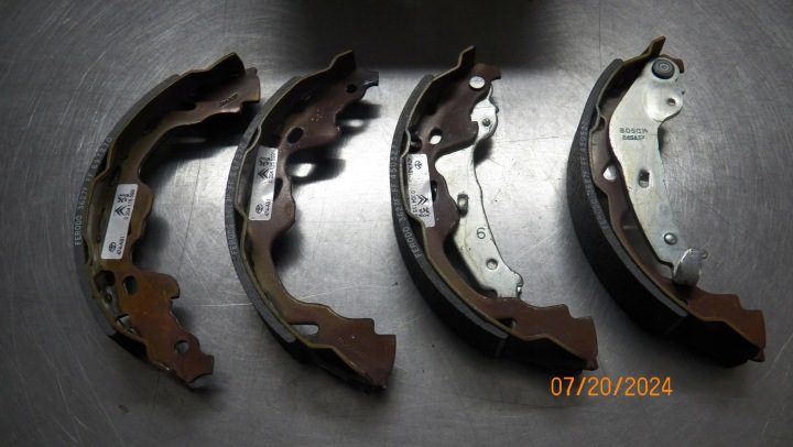 КОЛОДКИ ТОРМОЗНЫЕ БАРАБАННЫЕ + SPRĘŻYNKI + КОМПЛЕКТ CITROEN C1 PEUGEOT 107 TOYOTA AYGO, фото 1