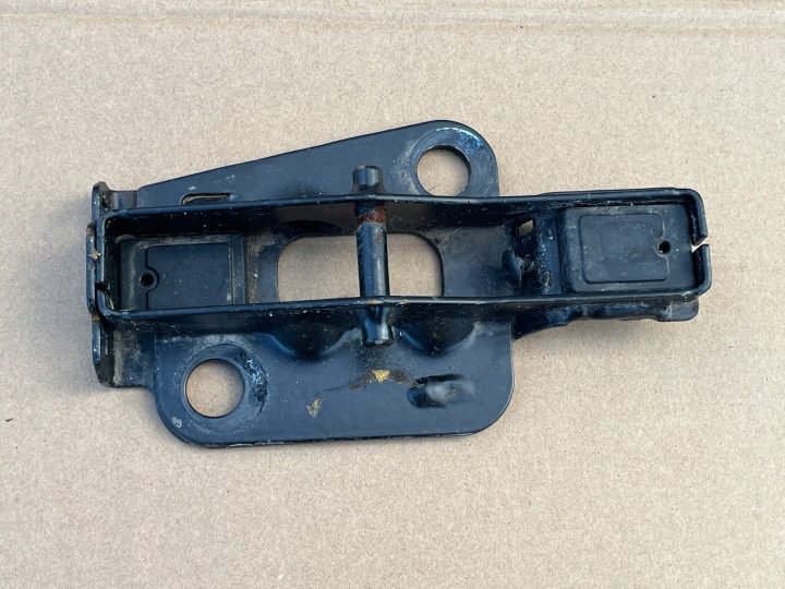 Крепление заднего сиденья VW Caddy III Рестайлинг 2K5883285, фото 1
