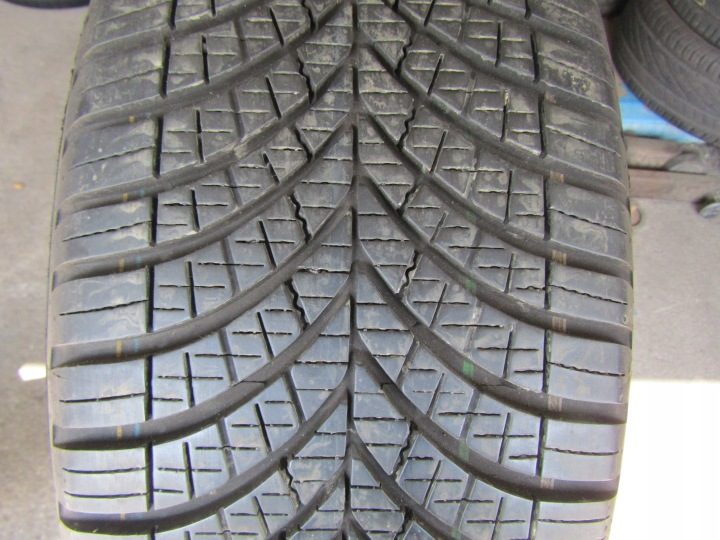 Шина всесезонная Goodyear Vector 4Seasons G3 215/55R17 94 В сцепление на снегу (3PMSF) V0 - Volkswagen, фото 1