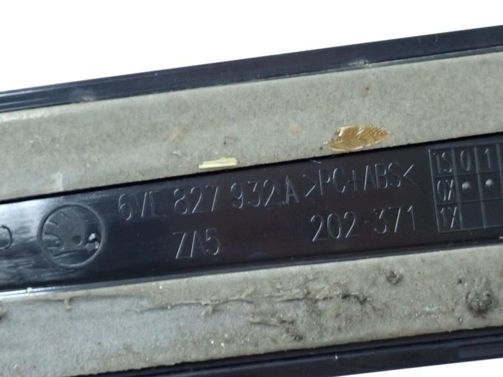 МОЛДИНГ НАКЛАДКА КРЫШКИ ЗАДНЯЯ БАГАЖНИКА ПРАВАЯ 6VE827932A SKODA FABIA IV 6VA 25 г., фото 5