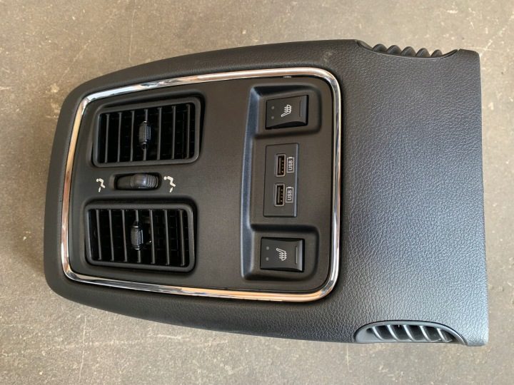 Jeep Grand Cherokee WK2 дефлекторы обдува тоннеля USB обогрев сидений, фото 1