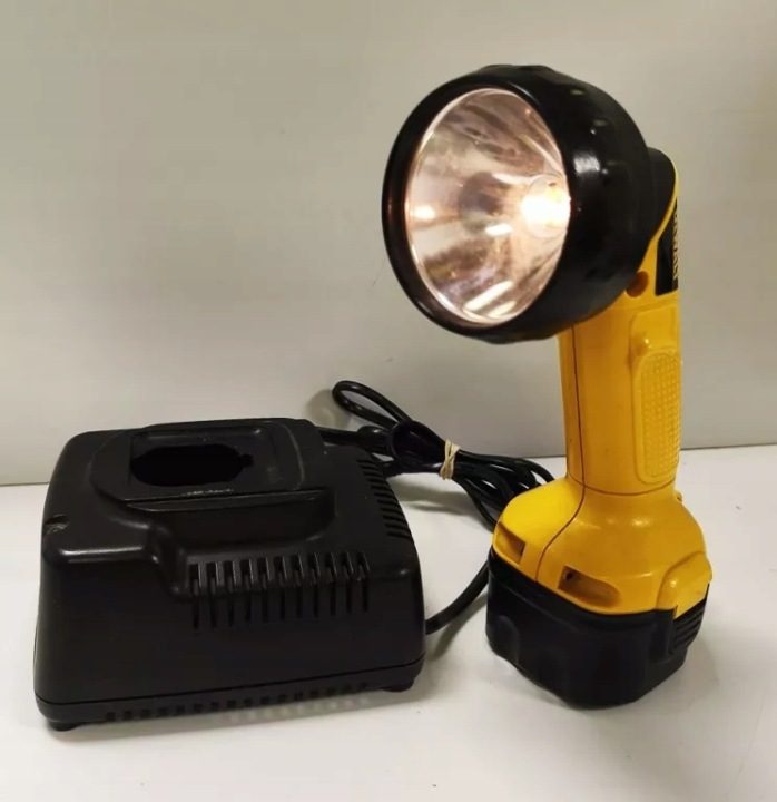 Фонарик аккумуляторный DeWalt DCL040 18V (без аккумулятора и зарядного устройства), фото 2