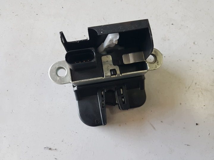 VW TIGUAN I 5N 06-15r ЗАМОК КРЫШКИ БАГАЖНИКА ЗАДНИЙ, фото 1
