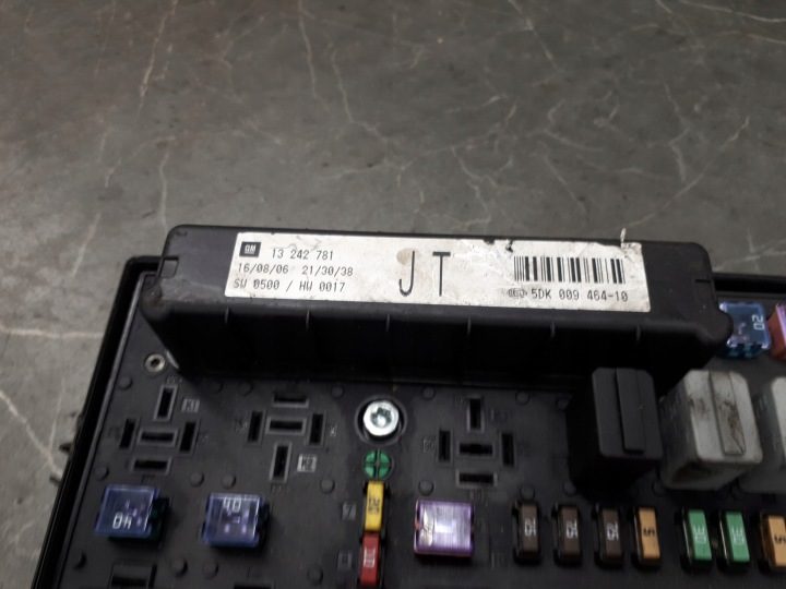 БЛОК ПРЕДОХРАНИТЕЛЕЙ OPEL ASTRA H CDTI 13242781, фото 2