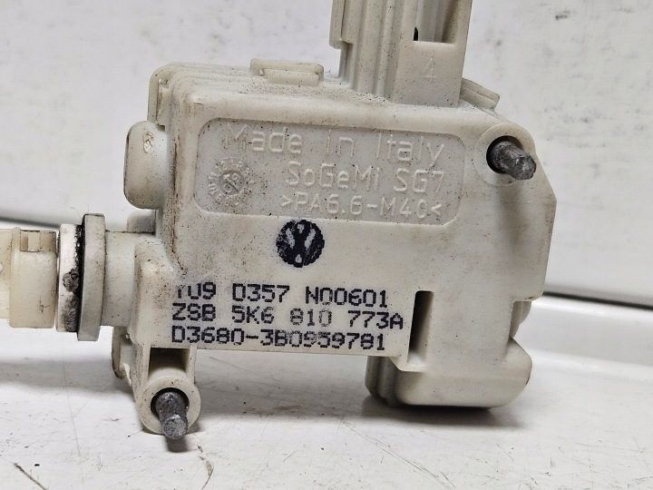 Привод тяга лючка горловины бензобака VW Golf VI 2008- 5K6810773A, фото 2