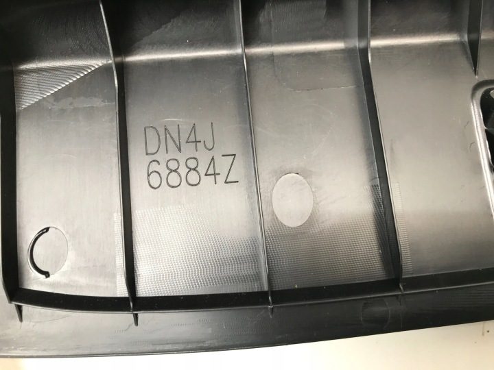 MAZDA MX30 MX-30 EV 2022 КРЕПЛЕНИЕ ОПОРА ПОЛКИ БАГАЖНИКА ПРАВАЯ DN4J6884Z, фото 2