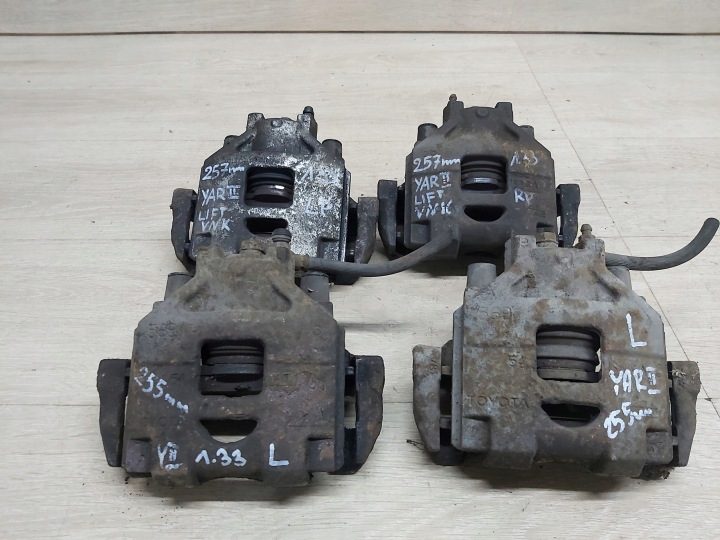Toyota Yaris II 06 - 11 г. суппорт левый передний скоба 1,0 1,3, фото 1