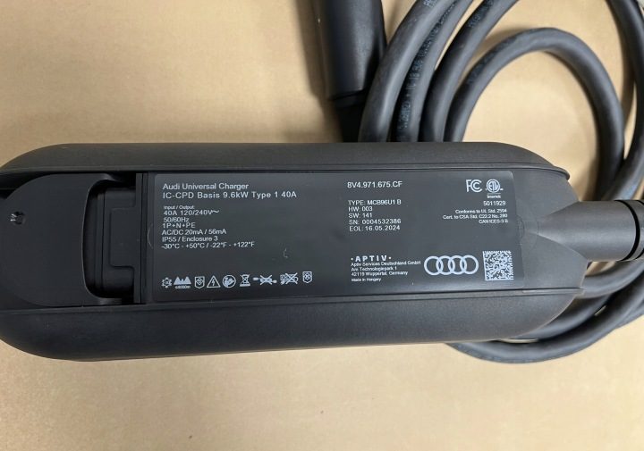 AUDI ТРУБКА ДЛЯ ЗАРЯДКИ 8V4971675CF, фото 3
