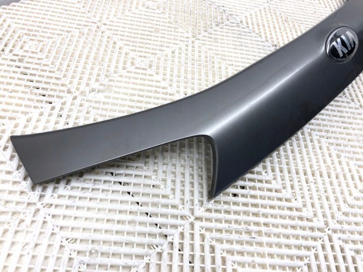 Молдинг крышки задний KIA Carens IV минивэн Titanium Silver защита, фото 2
