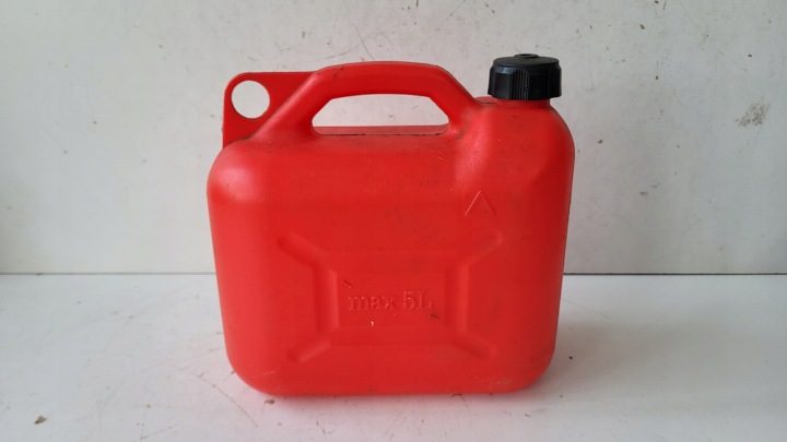 КАНИСТРА С ВОРОНКОЙ НА ТОПЛИВО БЕНЗИН КРАСНОЕ 5L, фото 1