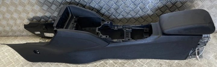 Подлокотник бардачок тоннель Audi Q2 81A 81B863241B, фото 1