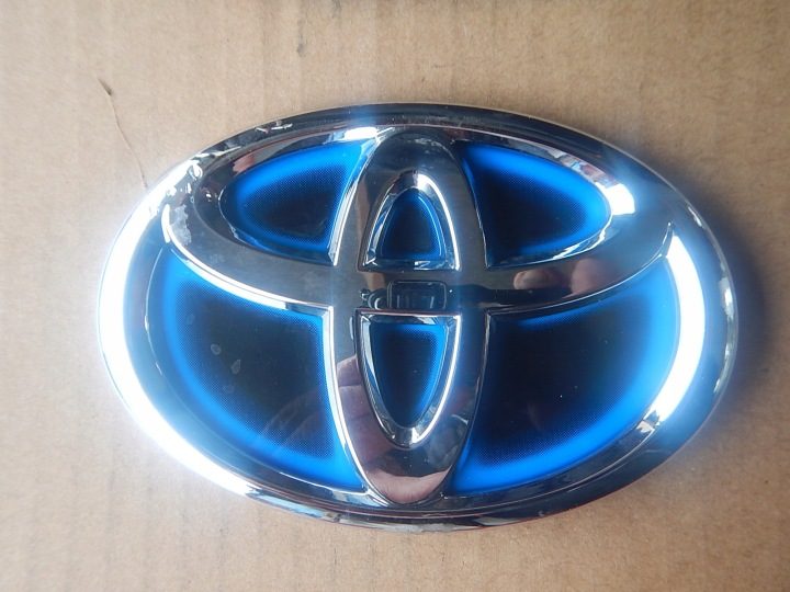 Toyota Yaris IV значок эмблема в бампер передний оригинал, фото 1