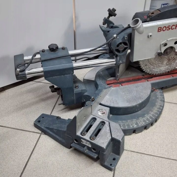 ПИЛА UKOSOWA ТОРЦОВКА ДЛЯ ДЕРЕВА И PANELI STOŁOWA 1800W 305 мм BOSCH, фото 2