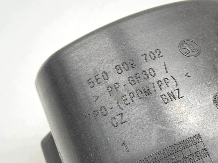 Лючок горловины бензобака LA7W Skoda Octavia III 5E0809702 седан, фото 4