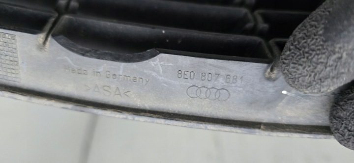 8E0807681G01C РЕШЕТКА БАМПЕРА ОРИГ. ОТ ДИЛЕРА AUDI TRADITION OE, фото 5