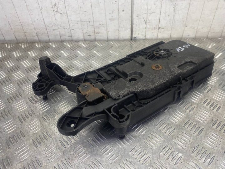 Основание кронштейн аккумулятора Audi A3 S3 8V 5Q0915321E, фото 15