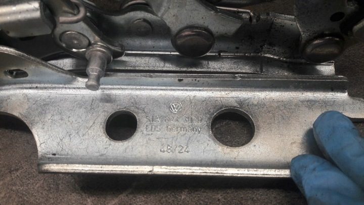 ПЕТЛЯ КАПОТА ПРАВАЯ VW TOURAN II 5TA 24 г. 5TA823302D LM7P, фото 4