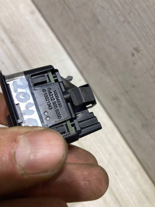 Кнопка открывания крышки багажника Mercedes-Benz OE A2129056200, фото 2
