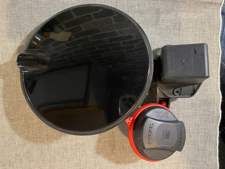 ЛЮЧОК ГОРЛОВИНЫ БЕНЗОБАКА OPEL CORSA D + КРЫШКА - 13183307 / 13183306 / 468435664, фото 2