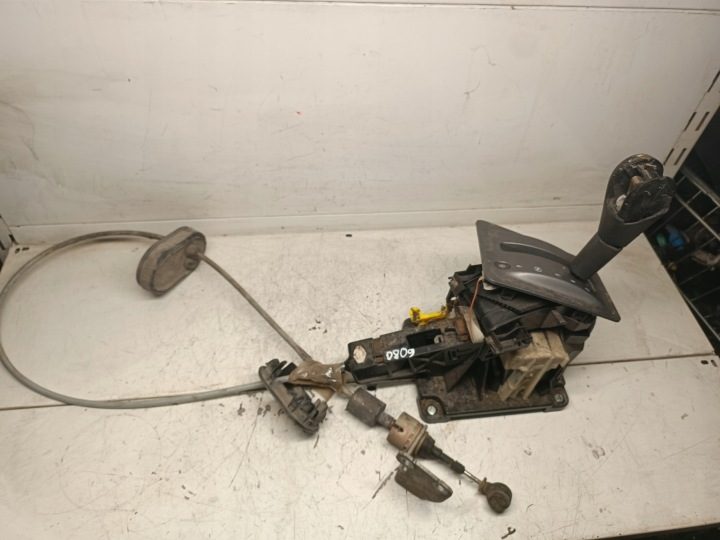 РУЧКА РЫЧАГА ПЕРЕКЛЮЧЕНИЯ ПЕРЕДАЧ ТРОСА OPEL SIGNUM 1,9 CDTI 2002-2005 13130909, фото 1