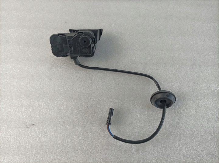 ПРИВОД ЛЮЧКА ГОРЛОВИНЫ БЕНЗОБАКА VW GOLF AUDI 5C6810773K, фото 1
