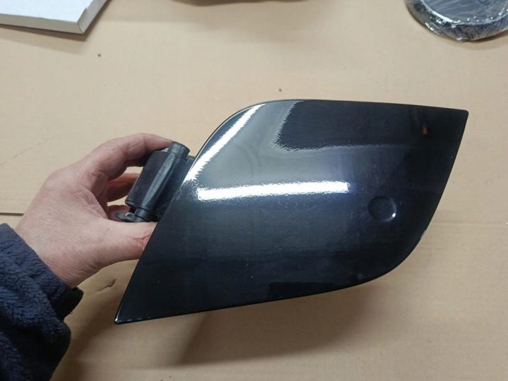 Лючок Горловины бензобака Ford Focus MK3 ХЭТЧБЕК 5B 2010+ ЧЕРНЫЙ ОБЫЧНЫЙ КРАСКА ИДЕАЛ, фото 1