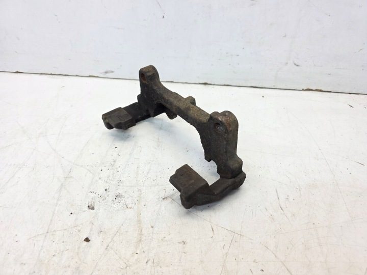 СКОБА СУППОРТА ПЕРЕДНЯЯ ЛЕВАЯ ИЛИ ПРАВАЯ AUDI VW SEAT SKODA 131, фото 1