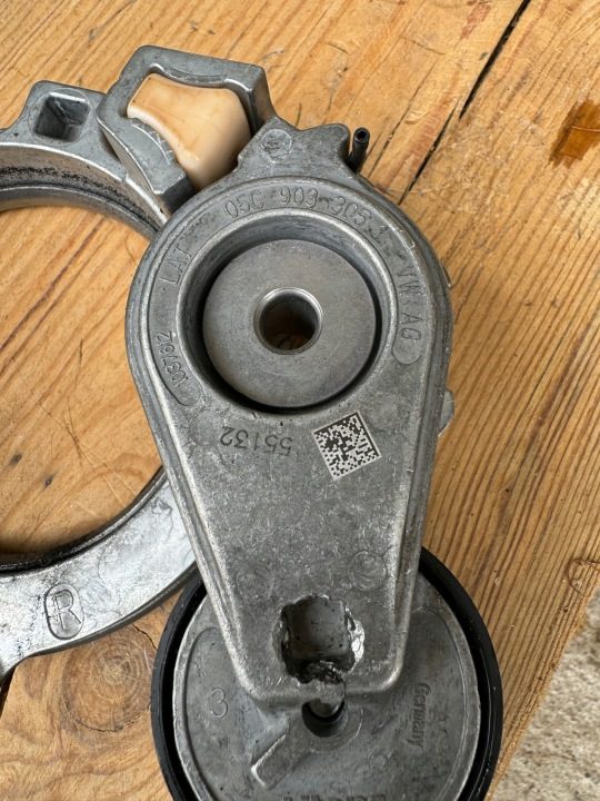 ОРИГИНАЛЬНЫЙ AUDI OE НАТЯЖИТЕЛЬ ПРИВОДНОГО РЕМНЯ 05C903305, фото 2