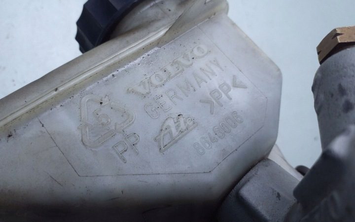 2003 Volvo V70 Бачок тормозной жидкости 8646006, фото 4