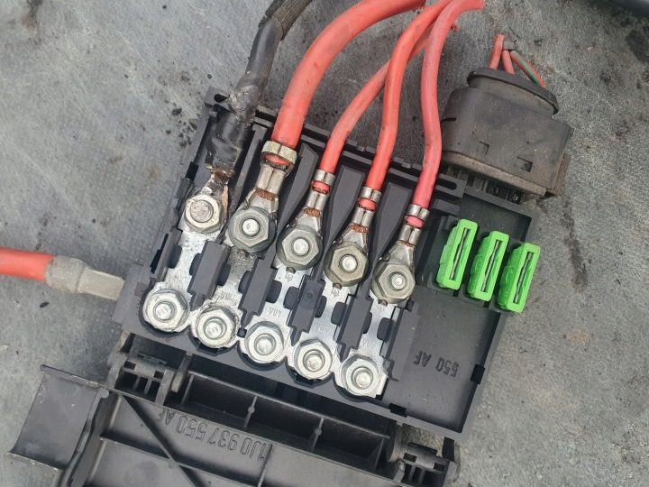 1J0937550 БЛОК КОРОБ НА АККУМУЛЯТОР SKODA OCTAVIA I 1 03 г. AQY 2.0 бензин, фото 1