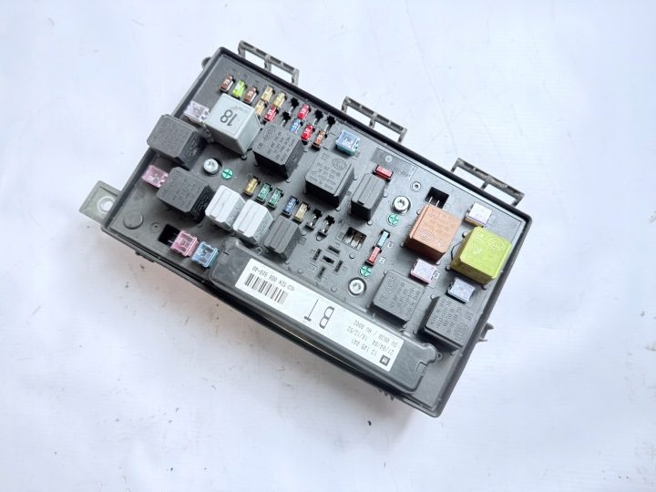 Блок предохранителей Opel Astra III H 1.6 16V 2004-2006 HELLA 5DK00866840, фото 1