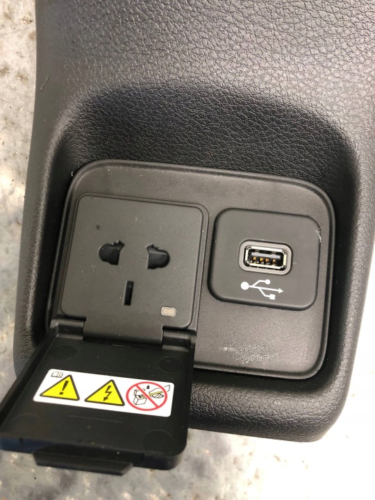 ЗАЩИТА ЗАДНЯЯ ТОННЕЛЯ ЗАРЯДНОЕ УСТРОЙСТВО ГНЕЗДО JEEP COMPASS II 68141872AA, фото 2
