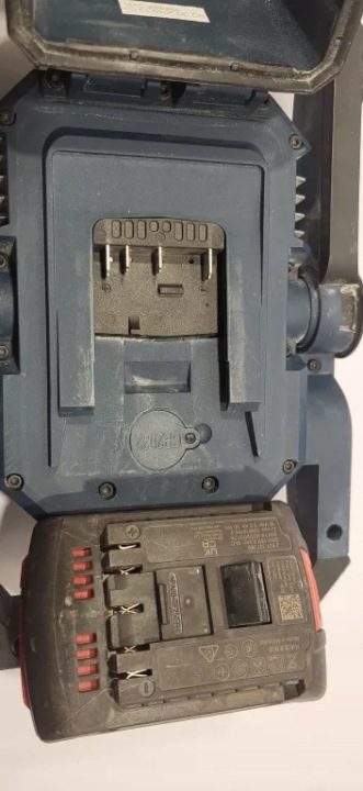 Фара аккумуляторная budowlany LED Bosch GLI 18V-2200 C корпус, фото 6