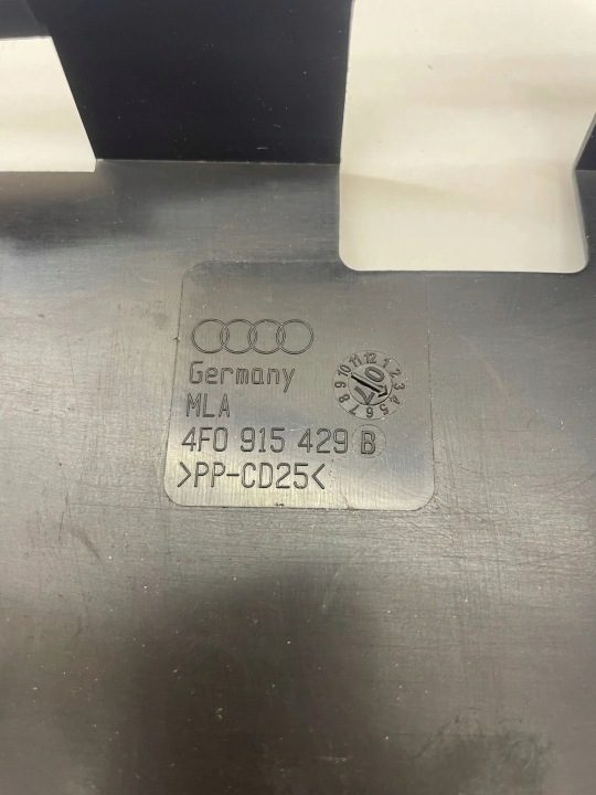 Audi A6 S6 C6 4F 2007 Крышка блока аккумулятора, фото 4
