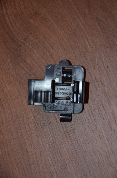 Клипса, крепление Renault Twingo II CN05 GN00 OE 8200520523, фото 1