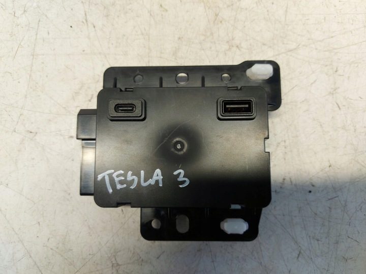 Tesla Model 3 III Разъем USB 1522264-00-B, фото 2