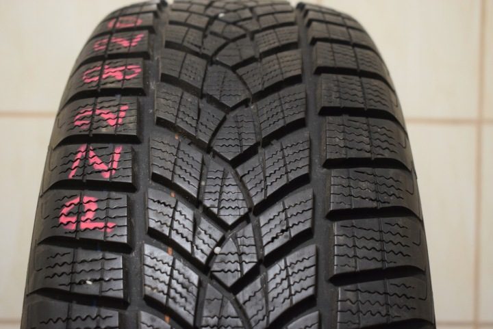Шина зимняя Goodyear UltraGrip Performance ВНЕДОРОЖНИК GEN-1 225/60R18 104 В усилитель (XL), фото 1