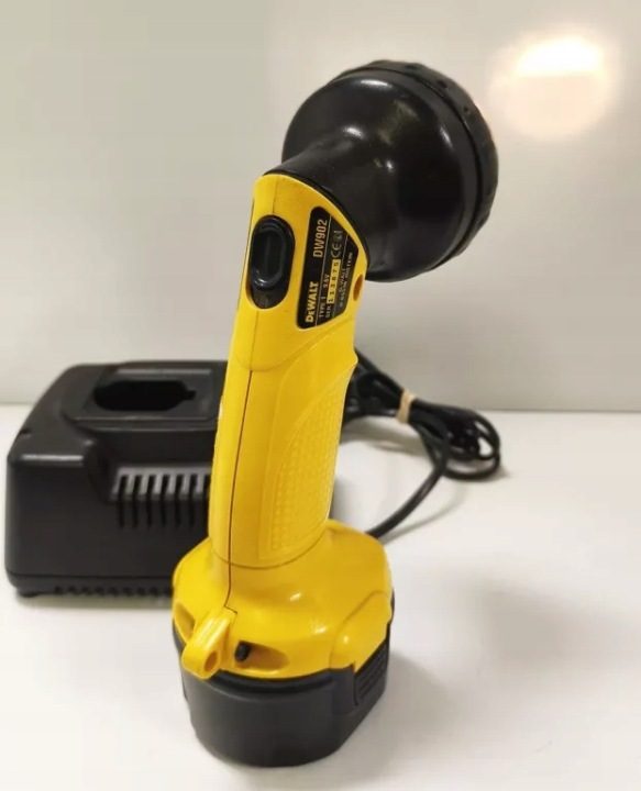Фонарик аккумуляторный DeWalt DCL040 18V (без аккумулятора и зарядного устройства), фото 3