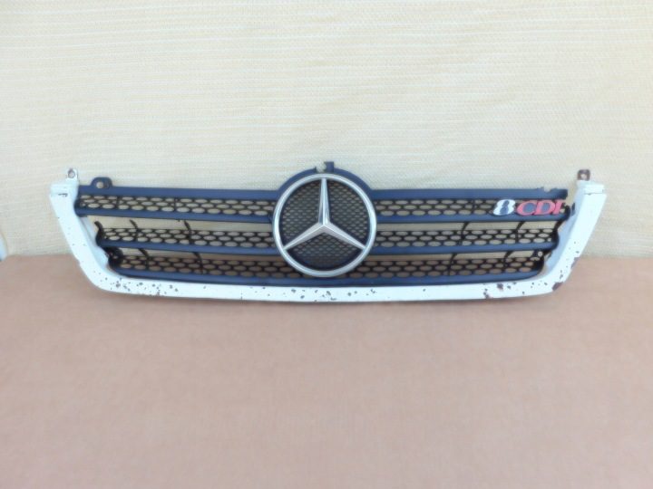 Решетка радиатора передняя Mercedes Sprinter CDI 2000-2006 поврежденная на штуку, фото 1