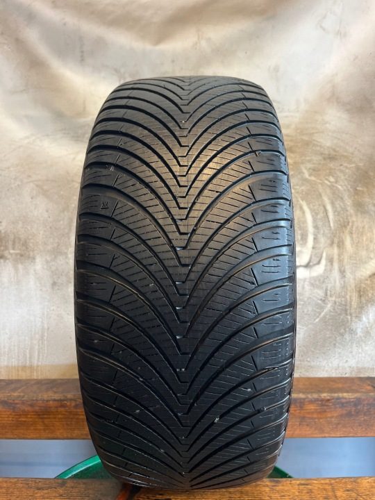 Шина всесезонная Kumho Solus 4S HA32 235/45R17 97 Y сцепление на снегу (3PMSF), фото 1
