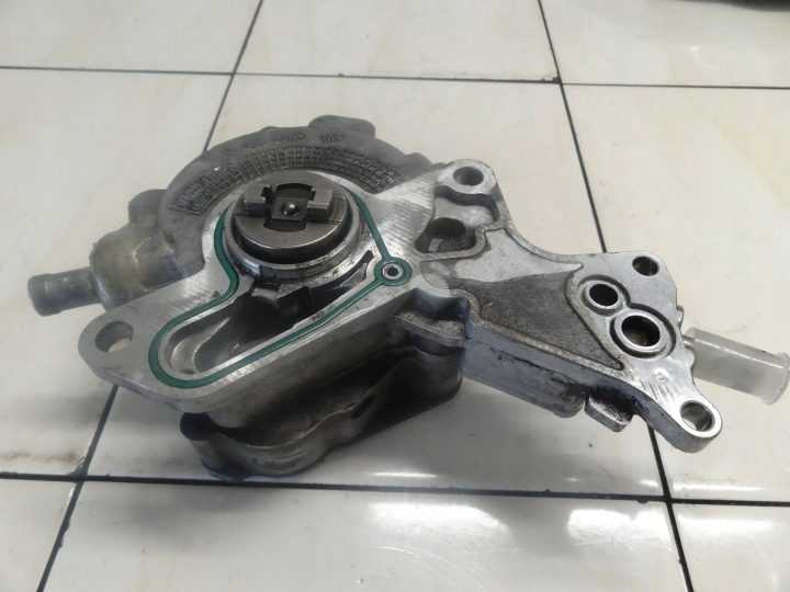 Вакуумный насос Audi A4 B5 1.9 TDI 038145209A, фото 3
